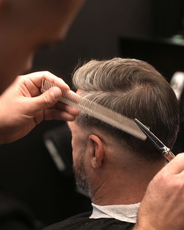 Haarschnitt mit Kamm und Schere, Nahaufnahme
